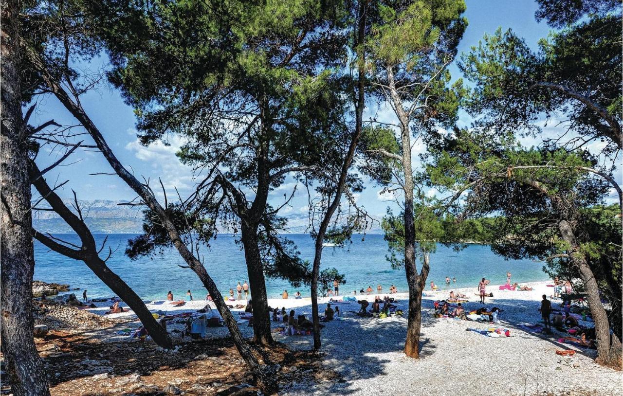 2 Bedroom Amazing Apartment In Supetar Εξωτερικό φωτογραφία